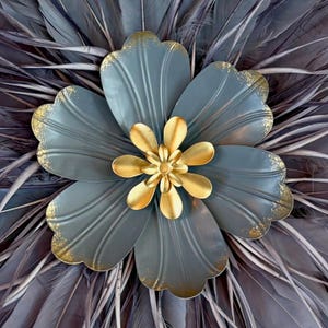 SÉLÈNE - Feather painting, light gray with a touch of gold, Jujuhat in natural goose feathers, boho wall decoration.