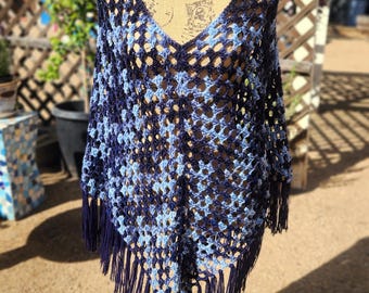 Poncho all'uncinetto azzurro tenue