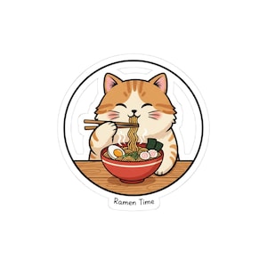 Peut inclure: Un autocollant représentant un chat de dessin animé dégustant des ramen. Le chat est orange et blanc, tenant des baguettes avec des nouilles. Le bol de ramen rouge est rempli de nouilles, d'œufs et d'autres garnitures. Le texte "Ramen Time" est en bas.
