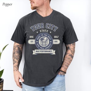 Maglietta da disc golf personalizzata con città e stato, unisex, colori comodi, stile vintage, con lettere universitarie, regalo per uomo e donna