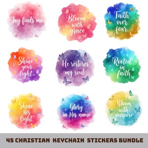 Pode incluir: Uma coleção de nove autocolantes em estilo aguarela com citações inspiradoras e detalhes de borboletas. Cada autocolante apresenta uma paleta de cores diferente e texto como "Joy finds me" e "Bloom with grace". A parte inferior da imagem diz "45 CHRISTIAN KEYCHAIN STICKERS BUNDLE."