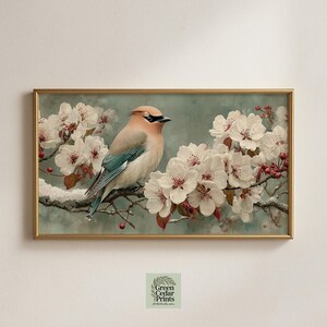 Könnte beinhalten: Gerahmter Kunstdruck mit einer detaillierten Illustration eines Vogels, der auf einem Ast mit weißen Blüten und roten Beeren sitzt. Der Vogel hat einen pfirsichfarbenen Kopf, blaue Flügel und einen schwarzen Schnabel.