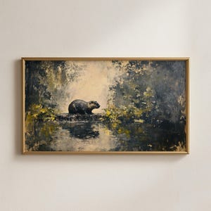 Op de afbeelding: Een olieverfschilderij in een gouden lijst toont een bever op een stenen richel boven een waterpartij. Het kunstwerk heeft een donker kleurenpalet met weelderig gebladerte en reflecties in het water, waardoor een serene natuurscène ontstaat.