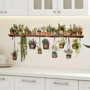 Può includere: Un adesivo da parete che raffigura una mensola in legno orizzontale con varie piante grasse e piante verdi in vaso. Diverse altre piante in vasi sospesi sono appese alla mensola, mostrando varie tonalità di verde e terracotta.