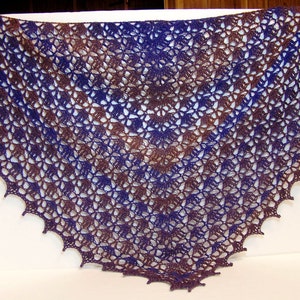 Elegant lace Elise shawl in pure wool - Raisins and Blueberries!