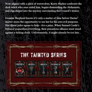 Pu&ograve; includere: Copertina di un libro con un tema gotico oscuro. Il titolo "The Tainted Series" &egrave; visualizzato con cinque copertine di libri sottostanti, ciascuna con un design unico. Lo sfondo &egrave; grigio scuro strutturato.