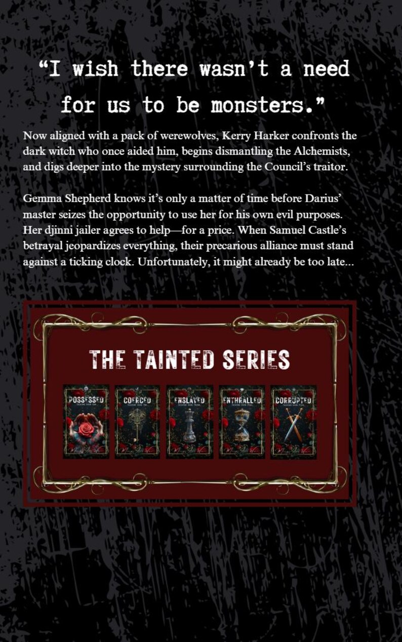 Pu&ograve; includere: Copertina di un libro con un tema gotico oscuro. Il titolo "The Tainted Series" &egrave; visualizzato con cinque copertine di libri sottostanti, ciascuna con un design unico. Lo sfondo &egrave; grigio scuro strutturato.