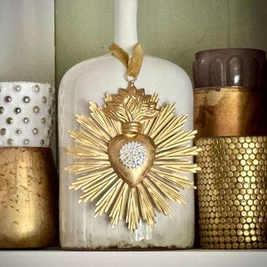 Coração Sagrado Coração Milagro, Pequeno Coração Dourado Sunburst Flame, Coração Católico, Pendurado na Parede