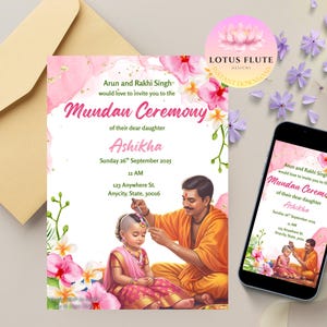 Könnte beinhalten: Einladungskarte für eine Mundan-Zeremonie mit Aquarelldesign und rosa floralen Akzenten. Die Karte enthält die Namen Arun und Rakhi Singh, den Namen Ashikha und Veranstaltungsdetails. Ein Smartphone zeigt das gleiche Design. Ein Umschlag befindet sich im Hintergrund.