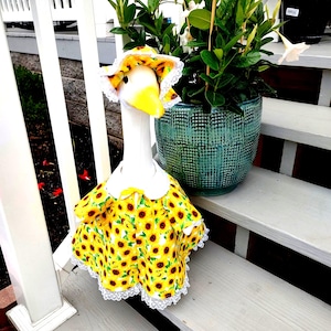 Goose Outfit -Gorgeous Sunflower Porch Goose Outfit that all who pass by will see -Fits 23 to 25 inch Plastic and Cement Lawn Goose-Handmade