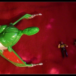 mini klingon bird of prey with 2 characters