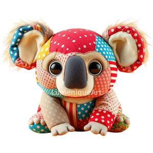 Könnte beinhalten: Ein farbenfrohes Patchwork-Koala-Plüschtier. Der Koala hat eine graue Nase, große braune Augen und Ohren mit flauschigem Besatz. Der Körper besteht aus verschiedenen Stoffflicken in Rot, Blau, Gelb und Beige mit Tupfen und Streifen. Der Text "bymeniqueArt" ist sichtbar.