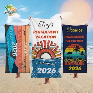 Puede incluir: Tres toallas de playa con diseños temáticos de vacaciones. Una es negra con un gráfico de olas y "2026". Otra es blanca con "Elvy's PERMANENT VACATION" y una puesta de sol. La tercera es azul marino con "Oceane's PERMANENT VACATION" y palmeras.