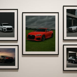 Op de afbeelding: Een verzameling ingelijste foto's met verschillende auto's. De auto's zijn in verschillende kleuren, waaronder wit, rood, zilver en zwart. De foto's worden op een witte muur getoond.
