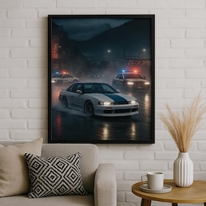 Puede incluir: Impresión artística enmarcada que presenta un coche deportivo blanco con una franja azul, derrapando en una carretera mojada por la noche. Coches de policía con luces intermitentes en el fondo, con una cordillera a lo lejos.