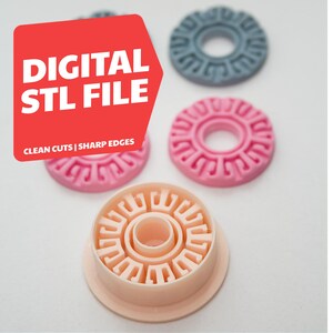 Puede incluir: Cortadores de arcilla polimérica en rosa, gris y beige, con un diseño circular y patrones detallados. La imagen incluye el texto "DIGITAL STL FILE" y "CLEAN CUTS | SHARP EDGES". El listado es para un archivo STL digital.