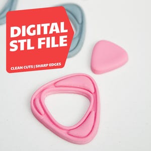 Puede incluir: Cortadores de arcilla polimérica rosa en forma triangular, con un triángulo rosa a juego. La imagen incluye el texto "DIGITAL STL FILE" y "CLEAN CUTS | SHARP EDGES". El listado es para un archivo STL digital.