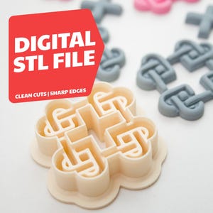 Pode incluir: Um cortador de argila polimérica bege em forma de nó celta está em primeiro plano. O texto "DIGITAL STL FILE" está em uma caixa vermelha. Outros cortadores em rosa e cinza estão no fundo. O texto "CLEAN CUTS | SHARP EDGES" também é visível.