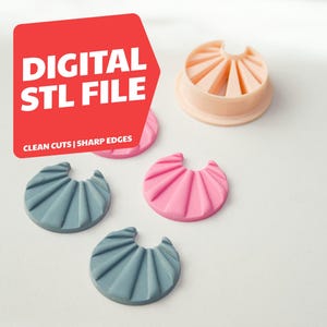 以下が含まれることがあります： ピンク、ピーチ、ブルーグレーのポリマークレイカッターの画像です。「CLEAN CUTS | SHARP EDGES」の文字が示すように、カッターは鋭いエッジを持つ扇のようなデザインです。「DIGITAL STL FILE」の文字も表示されています。