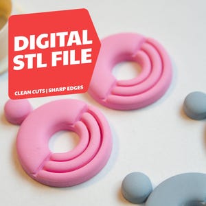 Puede incluir: Cortadores de arcilla polimérica rosa en forma de rosquilla con una sección recortada. La imagen también presenta piezas de arcilla gris y un gráfico rojo que dice "DIGITAL STL FILE" y "CLEAN CUTS | SHARP EDGES".