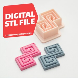 Puede incluir: Un archivo STL digital para cortadores de arcilla polimérica. La imagen muestra cortadores cuadrados rosas y grises con un diseño en espiral. El texto "DIGITAL STL FILE" está en un cuadro rojo, con "CLEAN CUTS | SHARP EDGES" debajo.