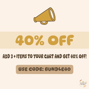 Pu&ograve; includere: Una grafica con un'icona di megafono dorato sopra il testo 40% OFF. Sotto, il testo recita ADD 3 + ITEMS TO YOUR CART AND GET 40% OFF! Un pulsante marrone mostra il testo USE CODE: BUNDLE40. Un piccolo logo nell'angolo riporta SunnyCut Designs.