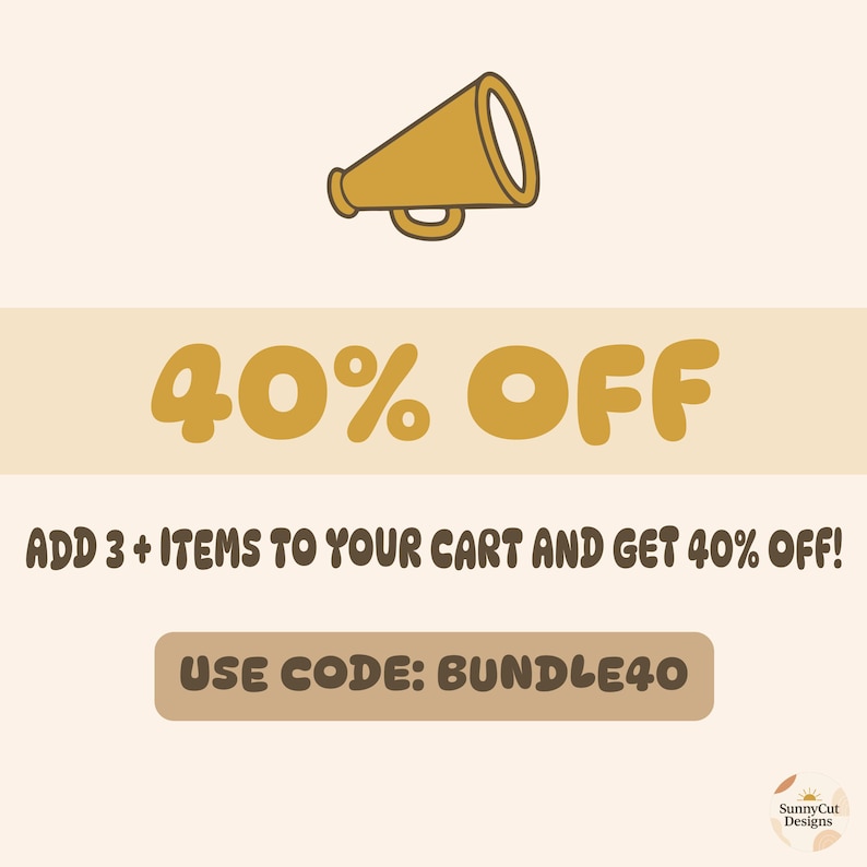 Pu&ograve; includere: Una grafica con un'icona di megafono dorato sopra il testo 40% OFF. Sotto, il testo recita ADD 3 + ITEMS TO YOUR CART AND GET 40% OFF! Un pulsante marrone mostra il testo USE CODE: BUNDLE40. Un piccolo logo nell'angolo riporta SunnyCut Designs.