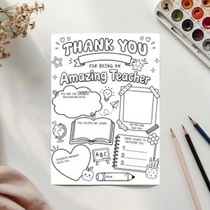 Pu&ograve; includere: Un foglio da colorare in carta bianca con disegni a linee nere e il testo THANK YOU FOR BEING AN AMAZING TEACHER. Il design include una nuvola, una cornice, un libro aperto, un cuore, un mappamondo, una lavagna e una matita con spazi per scrivere.