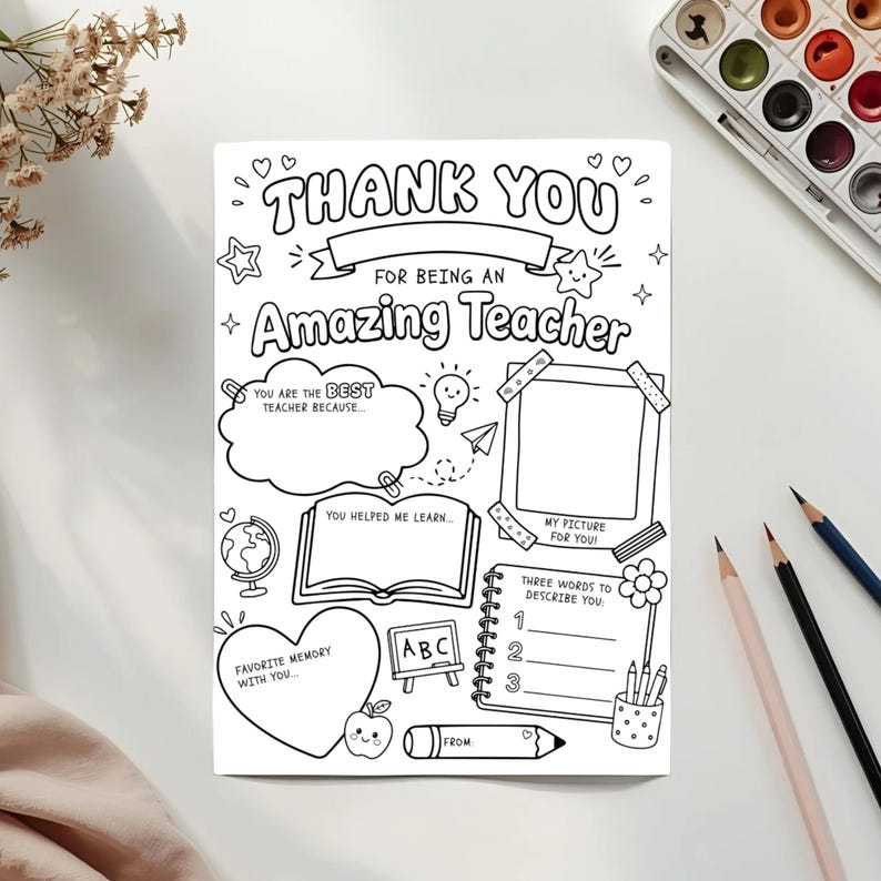 Pu&ograve; includere: Un foglio da colorare in carta bianca con disegni a linee nere e il testo THANK YOU FOR BEING AN AMAZING TEACHER. Il design include una nuvola, una cornice, un libro aperto, un cuore, un mappamondo, una lavagna e una matita con spazi per scrivere.