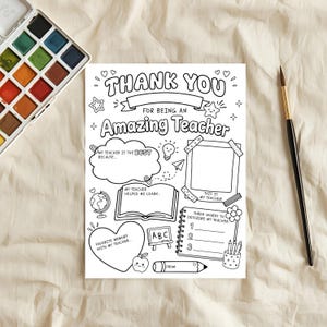 Pu&ograve; includere: Una pagina da colorare stampabile in bianco e nero per ringraziare un insegnante con il testo THANK YOU FOR BEING AN Amazing Teacher, che include sezioni per ricordi, una cornice per foto, un mappamondo, un libro e una matita.