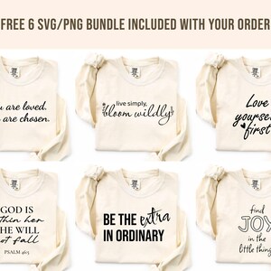 Pode incluir: Seis camisas de manga comprida creme com cita&ccedil;&otilde;es inspiradoras em escrita preta. As frases incluem "You are loved, You are chosen", "live simply, bloom wildly" e "Love yourself first". As camisas est&atilde;o dispostas em um fundo claro.
