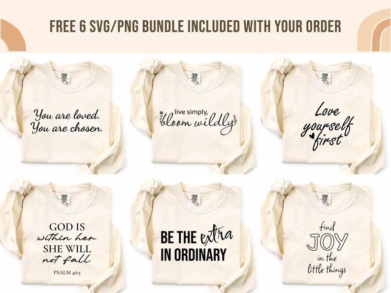 Pode incluir: Seis camisas de manga comprida creme com cita&ccedil;&otilde;es inspiradoras em escrita preta. As frases incluem "You are loved, You are chosen", "live simply, bloom wildly" e "Love yourself first". As camisas est&atilde;o dispostas em um fundo claro.