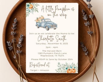 Puede incluir: Una invitación a un baby shower con el texto "A little pumpkin is on the way". La invitación presenta un camión azul que transporta calabazas, detalles florales y detalles del evento, incluido el nombre Charlotte Smith.
