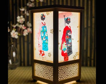 Maiko Back View Lamp | Houten voet met stoffen kap met kimonomotief, Japanse moderne tafellamp met indirecte verlichting | USB-aangedreven LED-tafellamp met indirecte verlichting, perfect voor slaapkamers, woonkamers en kamers in Japanse stijl. Een stijlvol, in Japan gemaakt, Japans modern interieurcadeau.