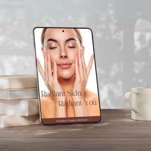 Puede incluir: Una tableta digital muestra el texto "Radiant Skin, Radiant You" con una mujer toc&aacute;ndose la cara. La tableta est&aacute; sobre una superficie de madera junto a una pila de libros y una taza blanca. El texto "A Modern Guide to Skincare" est&aacute; en la parte inferior.