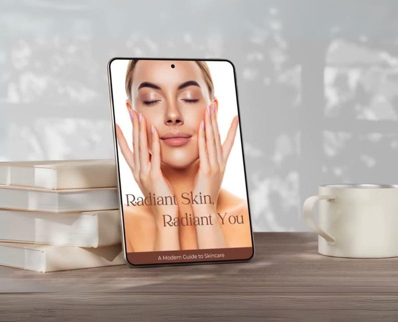 Puede incluir: Una tableta digital muestra el texto "Radiant Skin, Radiant You" con una mujer toc&aacute;ndose la cara. La tableta est&aacute; sobre una superficie de madera junto a una pila de libros y una taza blanca. El texto "A Modern Guide to Skincare" est&aacute; en la parte inferior.