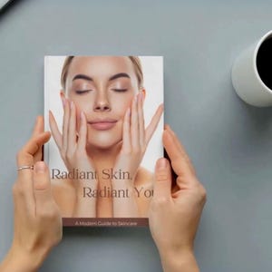 Puede incluir: Una portada de libro con el t&iacute;tulo "Radiant Skin, Radiant You" y el subt&iacute;tulo "A Modern Guide to Skincare". La portada muestra a una mujer con los ojos cerrados, toc&aacute;ndose la cara. A la derecha hay una taza blanca con caf&eacute; negro.