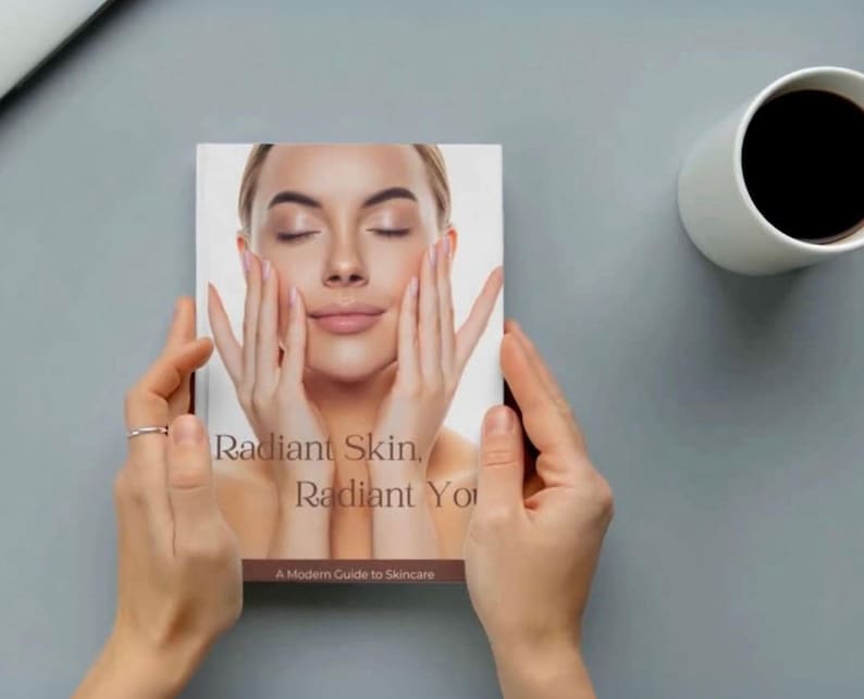 Puede incluir: Una portada de libro con el t&iacute;tulo "Radiant Skin, Radiant You" y el subt&iacute;tulo "A Modern Guide to Skincare". La portada muestra a una mujer con los ojos cerrados, toc&aacute;ndose la cara. A la derecha hay una taza blanca con caf&eacute; negro.