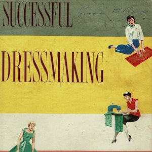 Peut inclure: Un livre vintage intitulé Successful Dressmaking par Ellen et Marietta Resek. La couverture présente un fond jaune et rouge avec des illustrations de personnes cousant et portant une robe verte, ainsi que le texte : The complete book of dressmaking, fully illustrated, with step-by-step instructions.