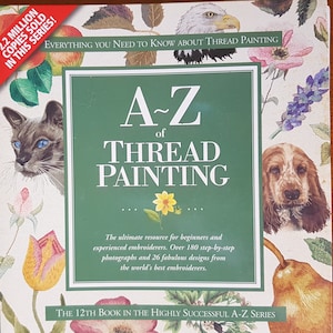 Peut inclure: Un livre d'instruction carré intitulé A-Z of Thread Painting avec un panneau central vert. La couverture présente des illustrations d'un chat, d'un chien, d'une poire, de fleurs et d'un aigle. Le texte inclut 2.2 Million Copies Sold In This Series.