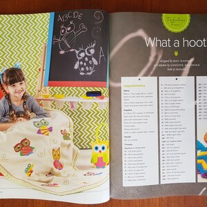 Puede incluir: Una ni&ntilde;a sonr&iacute;e sentada en una cama con una manta con tem&aacute;tica de b&uacute;hos. La manta presenta b&uacute;hos bordados en varios colores. La p&aacute;gina tambi&eacute;n incluye el texto "What a hoot!" y una lista de requisitos.