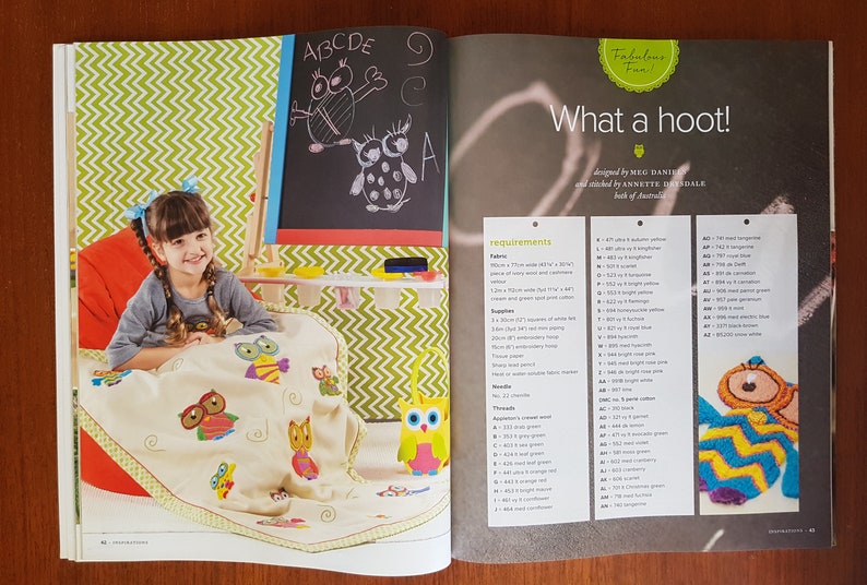 Puede incluir: Una ni&ntilde;a sonr&iacute;e sentada en una cama con una manta con tem&aacute;tica de b&uacute;hos. La manta presenta b&uacute;hos bordados en varios colores. La p&aacute;gina tambi&eacute;n incluye el texto "What a hoot!" y una lista de requisitos.