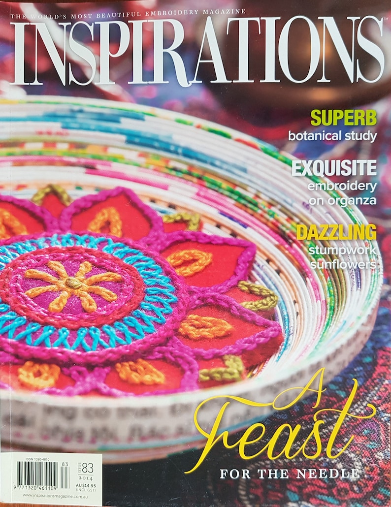 Puede incluir: La portada de la revista de bordado "Inspirations" presenta un dise&ntilde;o bordado colorido. El t&iacute;tulo de la revista est&aacute; en la parte superior, con texto que destaca estudios bot&aacute;nicos, bordado sobre organza y girasoles stumpwork. La frase "A Feast for the Needle" est&aacute; en la parte inferior.