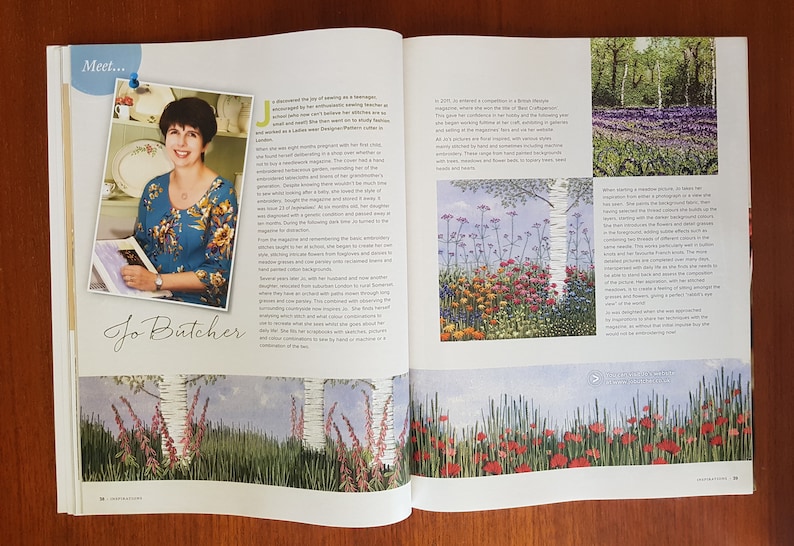 Puede incluir: Una p&aacute;gina doble de una revista con una entrevista a Jo Butcher. La p&aacute;gina izquierda tiene una foto de Jo, la p&aacute;gina derecha muestra ilustraciones florales con texto. La revista est&aacute; abierta sobre una mesa de madera.