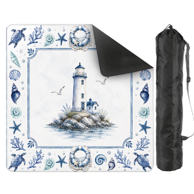 Puede incluir: Una manta de picnic de tem&aacute;tica n&aacute;utica con una ilustraci&oacute;n de faro. El dise&ntilde;o blanco y azul incluye conchas marinas, estrellas de mar y un salvavidas. Se incluye una bolsa de transporte negra. Ideal para uso al aire libre.
