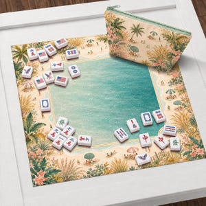 Puede incluir: Un juego de Mahjong con fichas y una bolsa con cremallera a juego. Las fichas son blancas con marcas rojas y azules. El tablero y la bolsa presentan una escena de playa con palmeras y gente.