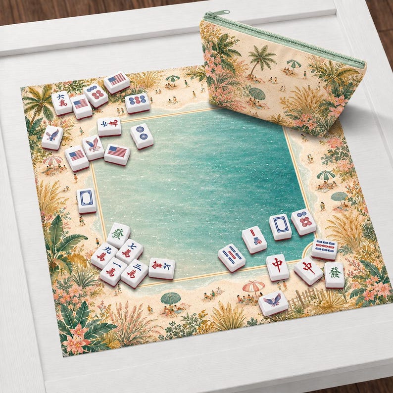 Puede incluir: Un juego de Mahjong con fichas y una bolsa con cremallera a juego. Las fichas son blancas con marcas rojas y azules. El tablero y la bolsa presentan una escena de playa con palmeras y gente.
