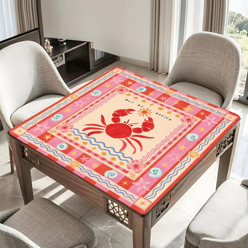 K&ouml;nnte beinhalten: Ein quadratischer Tisch mit einem Krabbenmuster. Der Tisch hat ein rotes, rosa und beiges Krabben- und Ozeanmuster. Der Text "out of office" ist auf den Tisch gedruckt. Der Tisch ist aus Holz und hat eine dekorative Kante. Ca. 80 cm x 80 cm.