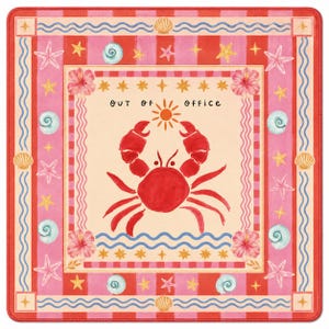 K&ouml;nnte beinhalten: Quadratische, dekorative Matte mit Strandmotiv. In der Mitte befindet sich eine rote Krabbe, umgeben von Seesternen, Muscheln und Hibiskusbl&uuml;ten. Die Worte "OUT OF OFFICE" stehen &uuml;ber der Krabbe. Der Rand ist rosa und rot mit einer blauen Wellenlinie.