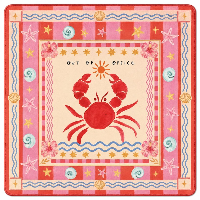 K&ouml;nnte beinhalten: Quadratische, dekorative Matte mit Strandmotiv. In der Mitte befindet sich eine rote Krabbe, umgeben von Seesternen, Muscheln und Hibiskusbl&uuml;ten. Die Worte "OUT OF OFFICE" stehen &uuml;ber der Krabbe. Der Rand ist rosa und rot mit einer blauen Wellenlinie.